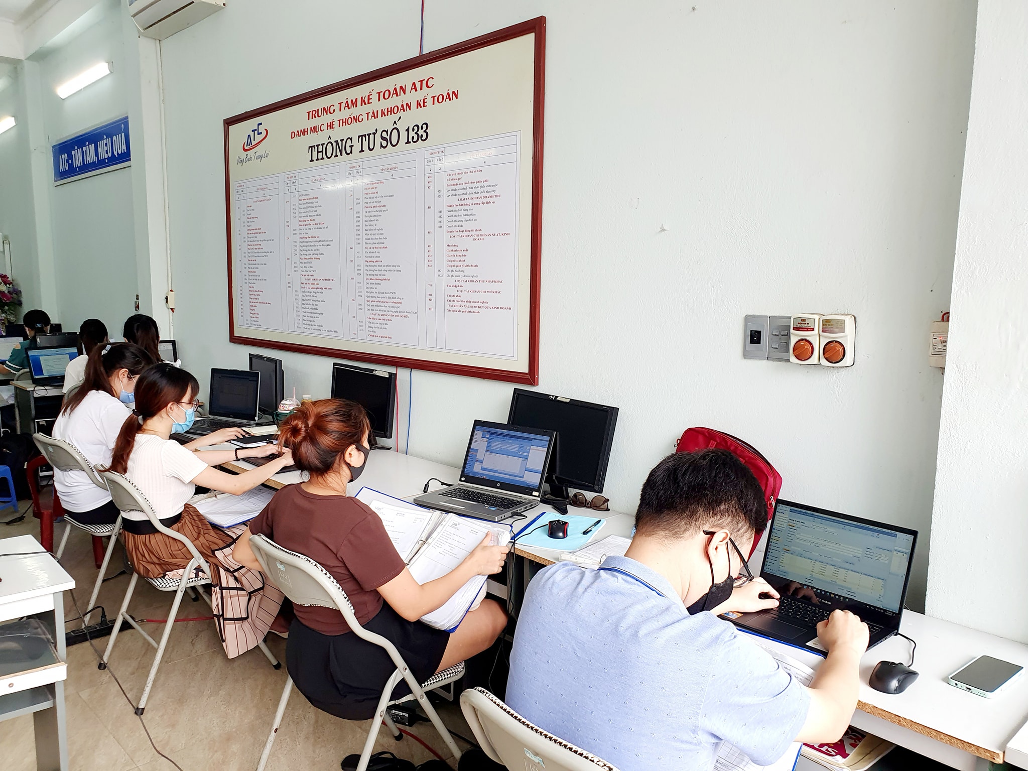 Học kế toán tốt nhất ở Thanh Hóa Khi có quá nhiều trung tâm dạy kế toán ở Thanh Hóa, bạn đang phân vân không biết mình nên chọn trung tâm nào cho phù hợp với túi tiền của mình là chất lượng tốt, uy tín thì trung tâm kế toán ATC lại là sự lựa chọn số 1 của bạn.