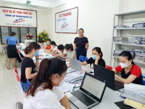 Học kế toán thực hành tại Thanh Hóa Trung tâm đào tạo kế toán ATC liên tục tuyển sinh các khóa học kế toán thực hành tại Thanh Hóa, cung cấp các kiến thức kế toán thực tế, học làm trên bộ chứng từ hóa đơn của các doanh nghiệp đang hoạt động. Trung tâm ATC hướng dẫn các nghiệp vụ kế toán cầm tay chỉ việc có bài tập liên hệ thực tế cụ thể. HƯỚNG DẪN CÁCH TÍNH GIÁ THÀNH SẢN PHẨM THEO ĐƠN ĐẶT HÀNG