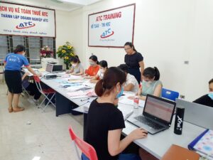Học kế toán thực hành tại Thanh Hóa Trung tâm đào tạo kế toán ATC liên tục tuyển sinh các khóa học kế toán thực hành tại Thanh Hóa, cung cấp các kiến thức kế toán thực tế, học làm trên bộ chứng từ hóa đơn của các doanh nghiệp đang hoạt động. Trung tâm ATC hướng dẫn các nghiệp vụ kế toán cầm tay chỉ việc có bài tập liên hệ thực tế cụ thể. HƯỚNG DẪN CÁCH TÍNH GIÁ THÀNH SẢN PHẨM THEO ĐƠN ĐẶT HÀNG