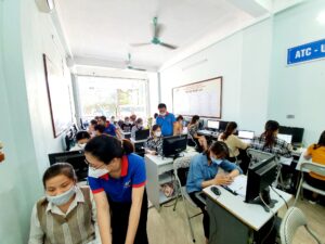 Học kế toán ở Thanh Hóa Những sai sót thường gặp khi làm kế toán công nợ Những sai sót thường gặp khi làm kế toán công nợ Sai sót Hạch toán chưa đúng quy định khi làm kế toán công nợ - Một số khoản khách hàng chuyển trả tiền về dịch vụ đã cung cấp nhưng kế toán đơn vị không rõ thu về nội dung gì nên vẫn thể hiện là khoản người mua trả tiền trước. Thực chất là một khoản doanh thu. - Chưa hạch toán điều chỉnh số dư công nợ theo kết quả xử lý của Tòa án - Chưa hạch toán lãi phải thu nợ quá hạn mặc dù trên Biên bản đối chiếu công nợ đã tính và khách hàng ký chấp nhận thanh toán - Hạch toán nhầm mã công nợ chi tiết - Thực hiện Bù trừ công nợ phải thu phải trả không cùng một đối tượng - Chưa thực hiện bù trừ công nợ của một khách hàng, cùng một nội dung công việc - Hạch toán trên khoản mục tạm ứng một số khoản tiền ứng trước cho nhà cung cấp - Một số khoản tạm ứng không phục vụ mục đích kinh doanh - Một số đối tượng tạm ứng, chưa tiến hành hoàn ứng đã tạm ứng lần tiếp theo - Đối tượng theo dõi công nợ tạm ứng chi tiết trên sổ kế toán chưa đúng đối tượng trên chứng từ kế toán như Đối tượng: Công trình A, thực thực chất là số dư tạm ứng của ông A… cán bộ theo dõi công trình A - Hạch toán vào công nợ phải thu các khoản chi phí treo - Hạch toán vào công nợ phải thu các khoản chi phí hay giá trị vật tư mà chưa tập hợp đầy đủ chứng từ, hợp đồng chưa phê duyệt nên đơn vị chưa ghi nhận chi phí và ghi nhận tăng vật tư, hàng hoá, tài sản. - Cho cán bộ nhân viên vay không lấy lãi đang phản ánh trên Tài khoản Phải thu khác, trong khi công ty lại đang đi vay để có vốn triển khai các hoạt động đầu tư, sản xuất kinh doanh. Những sai sót thường gặp khi làm kế toán công nợ - Quy trình hạch toán tạm ứng chưa đúng quy trình, làm đội số phát sinh tiền mặt. Sai sót Việc đối chiếu công nợ chưa thực hiện đầy đủkhi làm kế toán công nợ - Các khoản nợ phải thu chưa có đủ Biên bản đối chiếu công nợ tại thời điểm cuối năm theo quy định - Gửi thư xác nhận nhưng tỷ lệ phản hồi về thấp - Công nợ phải thu chênh lệch giữa sổ kế toán và Biên bản đối chiếu công nợ, chưa xác định được nguyên nhân Riêng các doanh nghiệp xây dựng, đa số không đối chiếu nợ hoặc đối chiếu nợ có chênh lệch và có nhiều khoản công nợ không có đối tượng rõ ràng;
