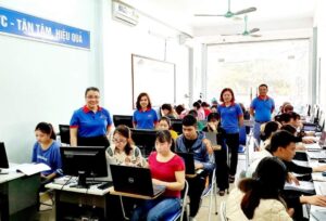 Học kế toán cấp tốc ở Thanh Hóa- Trung tâm ATC Trong cái tiết trời lạnh giá của mùa đông, ngoài đường thưa thớt người đi lại. Nhưng bên trong trung tâm đào tạo kế toán thực hành ATC luôn ấm áp vì chật kín những học viên đang chăm chỉ thực hành. Các bạn đã không quản ngại thời tiến giá lạnh, Không quả đường xá xa xôi để đi học. Có bạn đã vượt hàng năm mươi, sáu mươi cây số đường để đi học mỗi ngày. Thế mới thấy, sức hút của ATC mạnh đến như thế nào. Chính chất lượng đào tạo đã làm nên một thương hiệu ATC uy tín như ngày hôm nay.
