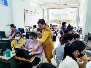 Học tin học văn phòng tại Thanh Hóa  Chắc hẳn trong quá trình soạn thảo văn bản các bạn đã từng gặp phải những dấu gạch chân màu đỏ và màu xanh gây cảm giác thật khó chịu và rối mắt. Đừng quá bận tâm, sau đây ATC sẽ hướng dẫn các bạn cách loại bỏ gạch chân xanh đỏ trong Word rất đơn giản. Hãy cùng tìm hiểu qua bài viết sau đây nhé.  Nguyên nhân xuất hiện gạch chân xanh, đỏ trong văn bản Word  Thực chất dấu gạch chân xanh đỏ này là một tính năng của chương trình soạn thảo Microsoft Word, được gọi là Spelling và Grammar. Tính năng này giúp cho người dùng có thể nhận biết được lỗi chính tả, thậm chí là lỗi ngữ pháp trong văn bản.  Tuy nhiên trên thực tế, Microsoft Office được cài đặt và nhận diện ngôn ngữ tiếng Anh. Vì vậy, khi chúng ta gõ văn bản bằng tiếng Việt thì phần mềm sẽ hiểu nhầm là chúng ta gõ sai, nên bất kỳ từ nào chúng ta gõ cũng sẽ hiển thị gạch chân màu xanh và đỏ, ngoại trừ những từ tiếng Anh.  Chắc hẳn nhiều bạn đang tự học Word sẽ thắc mắc ý nghĩa của những gạch màu đỏ và gạch màu xanh này là gì, chúng khác nhau như thế nào đúng không ạ? Các bạn có thể hiểu đơn giản như sau:  – Đường răng cưa màu đỏ là tính năng Spelling, hỗ trợ kiểm tra vần trong MS Word. Vần ở đây không phải là kiểu đánh vần trong Tiếng Việt mà nó sẽ kiểm tra một từ được nhập vào văn bản có tồn tại trong bộ từ điển Tiếng Anh hay không.  – Đường răng cưa màu xanh xuất hiện là do tính năng Grammar phát hiện ra bạn đã sai ngữ pháp, cú pháp.  Như vậy, bản chất Office Word của bạn không bị lỗi mà do các bạn đang để cấu hình kiểm tra chính tả, ngữ pháp. Để loại bỏ gạch chân xanh đỏ trong Word chúng ta chỉ việc tắt tính năng kiểm tra này là được.  Hướng dẫn loại bỏ gạch chân xanh đỏ trong Word