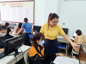 Học kế toán ở Thanh Hóa Những sai sót thường gặp khi làm kế toán công nợ Những sai sót thường gặp khi làm kế toán công nợ Sai sót Hạch toán chưa đúng quy định khi làm kế toán công nợ - Một số khoản khách hàng chuyển trả tiền về dịch vụ đã cung cấp nhưng kế toán đơn vị không rõ thu về nội dung gì nên vẫn thể hiện là khoản người mua trả tiền trước. Thực chất là một khoản doanh thu. - Chưa hạch toán điều chỉnh số dư công nợ theo kết quả xử lý của Tòa án - Chưa hạch toán lãi phải thu nợ quá hạn mặc dù trên Biên bản đối chiếu công nợ đã tính và khách hàng ký chấp nhận thanh toán - Hạch toán nhầm mã công nợ chi tiết - Thực hiện Bù trừ công nợ phải thu phải trả không cùng một đối tượng - Chưa thực hiện bù trừ công nợ của một khách hàng, cùng một nội dung công việc - Hạch toán trên khoản mục tạm ứng một số khoản tiền ứng trước cho nhà cung cấp - Một số khoản tạm ứng không phục vụ mục đích kinh doanh - Một số đối tượng tạm ứng, chưa tiến hành hoàn ứng đã tạm ứng lần tiếp theo - Đối tượng theo dõi công nợ tạm ứng chi tiết trên sổ kế toán chưa đúng đối tượng trên chứng từ kế toán như Đối tượng: Công trình A, thực thực chất là số dư tạm ứng của ông A… cán bộ theo dõi công trình A - Hạch toán vào công nợ phải thu các khoản chi phí treo - Hạch toán vào công nợ phải thu các khoản chi phí hay giá trị vật tư mà chưa tập hợp đầy đủ chứng từ, hợp đồng chưa phê duyệt nên đơn vị chưa ghi nhận chi phí và ghi nhận tăng vật tư, hàng hoá, tài sản. - Cho cán bộ nhân viên vay không lấy lãi đang phản ánh trên Tài khoản Phải thu khác, trong khi công ty lại đang đi vay để có vốn triển khai các hoạt động đầu tư, sản xuất kinh doanh. Những sai sót thường gặp khi làm kế toán công nợ - Quy trình hạch toán tạm ứng chưa đúng quy trình, làm đội số phát sinh tiền mặt. Sai sót Việc đối chiếu công nợ chưa thực hiện đầy đủkhi làm kế toán công nợ - Các khoản nợ phải thu chưa có đủ Biên bản đối chiếu công nợ tại thời điểm cuối năm theo quy định - Gửi thư xác nhận nhưng tỷ lệ phản hồi về thấp - Công nợ phải thu chênh lệch giữa sổ kế toán và Biên bản đối chiếu công nợ, chưa xác định được nguyên nhân Riêng các doanh nghiệp xây dựng, đa số không đối chiếu nợ hoặc đối chiếu nợ có chênh lệch và có nhiều khoản công nợ không có đối tượng rõ ràng;