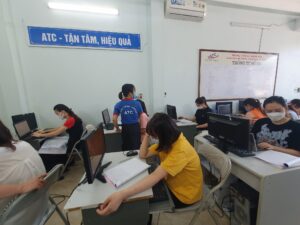 học tin học văn phòng cấp tốc tại Thanh Hóa Làm nhân viên văn phòng gì mà đánh máy như cò mổ thế? Có cái hợp đồng lao động mà soạn mãi không xong thế? Rồi tùm lum tà la các câu hỏi kiểu “cà khịa” khác mà nếu bạn là một người yếu bóng vía chắc muốn bỏ việc luôn. Khoan! Trước khi nghĩ đến chuyện bỏ việc, sao bạn không nghĩ đến chuyện: làm thế nào để kỹ năng tin học của mình khá lên một cách thần tốc nhỉ? Để trung tâm ATC chỉ cho bạn nhé!