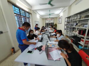 Địa chỉ học kế toán ở Thanh Hóa  Cách tính giá xuất kho bình quân, đích danh, nhập trước xuất trước  Các phương pháp tính giá xuất kho của hàng tồn kho  Hàng tồn kho của doanh nghiệp là những tài sản được mua vào để sản xuất hoặc để bán trong kỳ sản xuất, kinh doanh bình thường, gồm:   + Hàng mua đang đi trên đường  + Nguyên liệu, vật liệu; Công cụ, dụng cụ;  + Sản phẩm dở dang;  + Thành phẩm, hàng hoá; hàng gửi bán;  + Hàng hoá được lưu giữ tại kho bảo thuế của doanh nghiệp.  Theo thông thư 200/2014/TT-BTC và thông tư 133/2016/TT-BTC thì có 3 phương pháp tính giá xuất kho, đó là:  Phương pháp bình quân gia quyền Phương pháp tính theo giá đích danh Phương pháp nhập trước, xuất trước (FIFO)  Mỗi phương pháp tính giá trị hàng tồn kho đều có những ưu, nhược điểm nhất định. Mức độ chính xác và độ tin cậy của mỗi phương pháp tuỳ thuộc vào yêu cầu quản lý, trình độ, năng lực nghiệp vụ và trình độ trang bị công cụ tính toán, phương tiện xử lý thông tin của doanh nghiệp. Đồng thời cũng tuỳ thuộc vào yêu cầu bảo quản, tính phức tạp về chủng loại, quy cách và sự biến động của vật tư, hàng hóa ở doanh nghiệp.  Sau đây, Kế Toán ATC sẽ hướng dẫn các tính giá xuất kho theo từng phương pháp cụ thể: