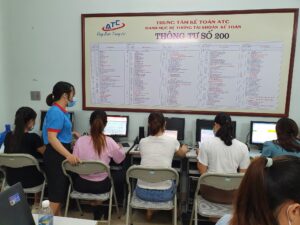 học tin học văn phòng cấp tốc tại Thanh Hóa Làm nhân viên văn phòng gì mà đánh máy như cò mổ thế? Có cái hợp đồng lao động mà soạn mãi không xong thế? Rồi tùm lum tà la các câu hỏi kiểu “cà khịa” khác mà nếu bạn là một người yếu bóng vía chắc muốn bỏ việc luôn. Khoan! Trước khi nghĩ đến chuyện bỏ việc, sao bạn không nghĩ đến chuyện: làm thế nào để kỹ năng tin học của mình khá lên một cách thần tốc nhỉ? Để trung tâm ATC chỉ cho bạn nhé!