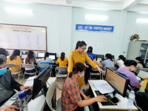 Học tin học văn phòng cấp tốc tại thanh Hóa Thay đổi canh lề trang văn bản Canh lề Canh lề (Margins) là các khoảng trống xung quanh viền của trang văn bảng. Phía Trên, Dưới, Phải và Trái của trang có một khoảng canh lề bằng 1 inch (tương đương 2.54cm), đây là khoảng canh lề thông dụng nhất mà bạn có thể sử dụng trong đa số trường hợp. Nếu bạn muốn thay đổi canh lề thì bạn có thể thực hiện dễ dàng vào bất cứ lúc nào. Chẳng hạn như khi bạn muốn viết nột lá thư, trình bày một công thức hoặc làm một bài thơ thì bạn có thể sẽ cần những khoảng canh lề khác.