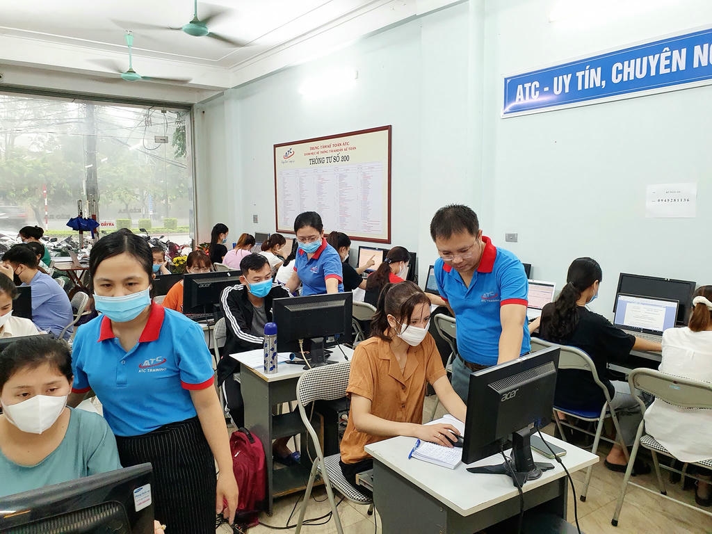 Học kế toán ở Thanh Hóa Lớp tối của trung tâm luôn trong tình trạng full học viên, Các bạn đi làm xong là chạy nhanh đến trung tâm ATC.
