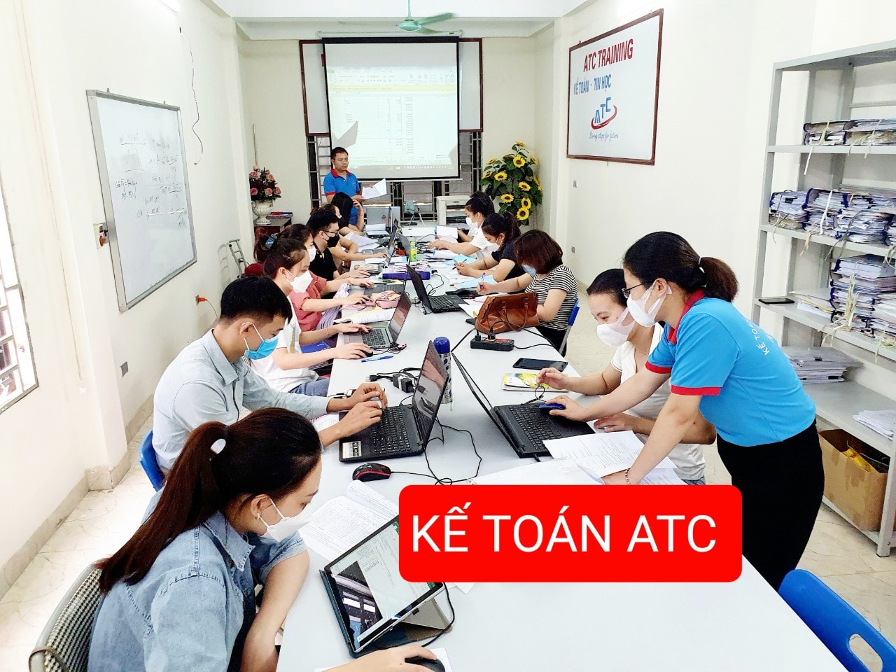 Học kế toán thực hành tại Thanh Hóa Đợt này xu hướng thi đại học không chọn ngành kế toán. Điều này sẽ dẫn tới tương lai vài năm nữa ngành này lại rất hot vì nguồn cung cấp nhân sự lại thiếu. Tất nhiên cái tối thiểu các bạn phải biết làm báo cáo tài chính nhé, khi biết làm BCTC công việc bạn không thiếu. Nếu bạn đã chọn kế toán là một nghề mà vẫn không biết làm báo cáo tài chính do không chịu học hỏi thì chắc chắn bạn sẽ ở một phân cấp rất rất thấp. Sự thành công không có dấu chân của những con người lười biếng