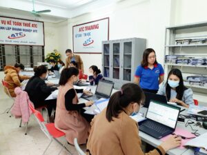 Học kế toán tại Thanh Hóa Bạn đang là chủ doanh nghiêp, công việc kế toán của công ty đã có nhân viên kế toán lo liệu và báo cáo cho bạn. Tuy nhiên, học làm có đúng trình tự hay không, có hợp lý, hợp pháp không thì bạn liệu có biết? Để kiểm soát tốt công việc mà bạn giao cho kế toán làm, thì chính bạn phải có những kiến thức cơ bản và tổng quát về kế toán nhằm hỗ trợ tốt hơn cho kế toán nhằm tối ưu hóa phương pháp làm việc.