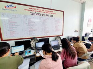 Học kế toán ở Thanh Hóa Trái với nhận định kế toán là nghề việc nhẹ – lương cao trên thực tế, với việc suốt ngày làm việc với những con số