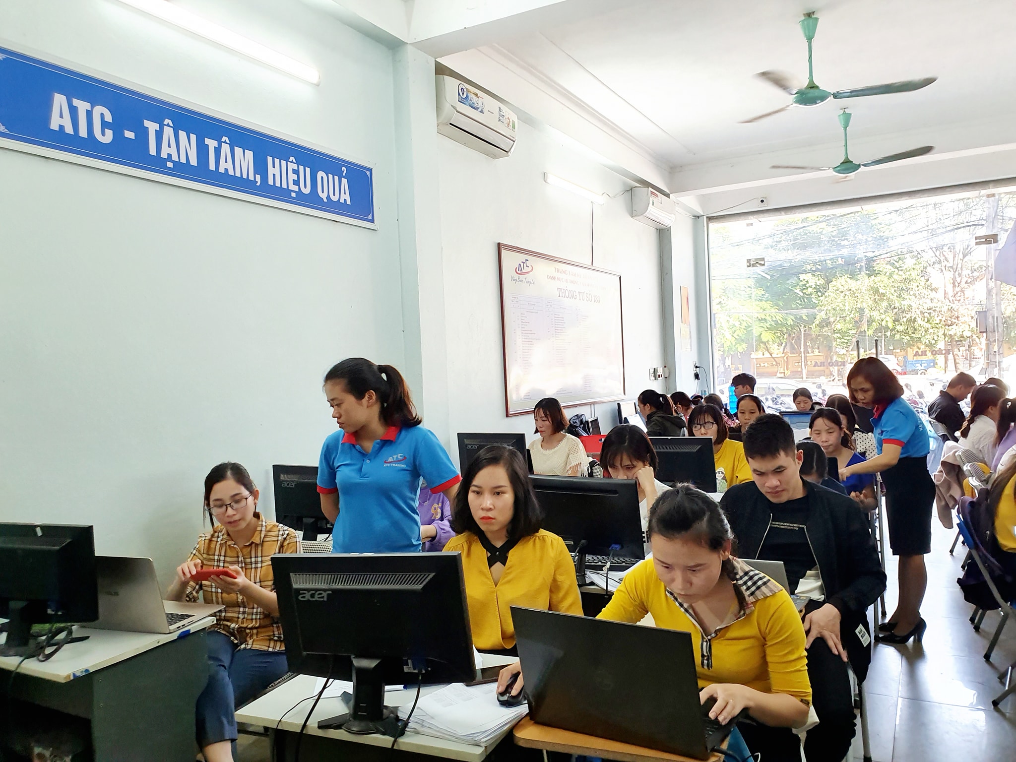 Học tin học cấp tốc ở Thanh Hóa (2) Học kế toán cấp tốc tại Thanh Hóa Cứ dong chơi cho hết thời tuổi trẻ, Để về già lặng lẽ đạp xích lô... Nếu ngày nay không cố gắng, Thì...