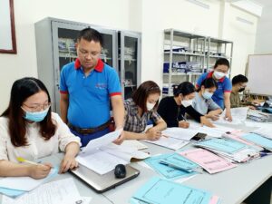 Học kế toán tại Thanh Hóa Học viên của ATC miệt mài thực hành trên bộ chứng từ của doanh nghiêp bất kể ngày nắng, ngày mưa…