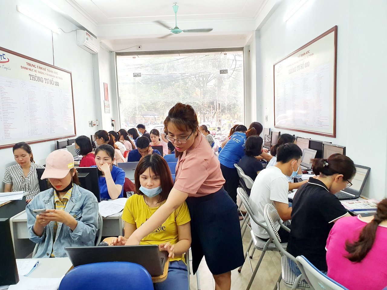Hoc ke toan o Thanh Hoa Sáng nay MƯA RÀO...nhưng sao lớp học ATC vẫn đầy KHÍ THẾ, giáo viên giảng KHÍ CHẤT, nhiệt tình...
