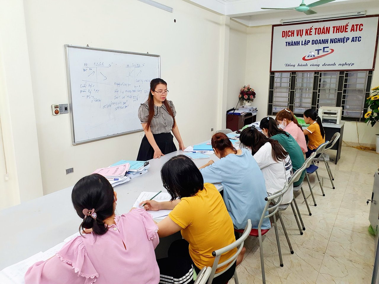 hoc ke toan thuc hanh o thanh hoa Một ngày đi ngang Đại lộ LÊ LỢI mấy lần...em rất ngạc nhiên khi mà ngày nào cũng thấy nhiều người học ở