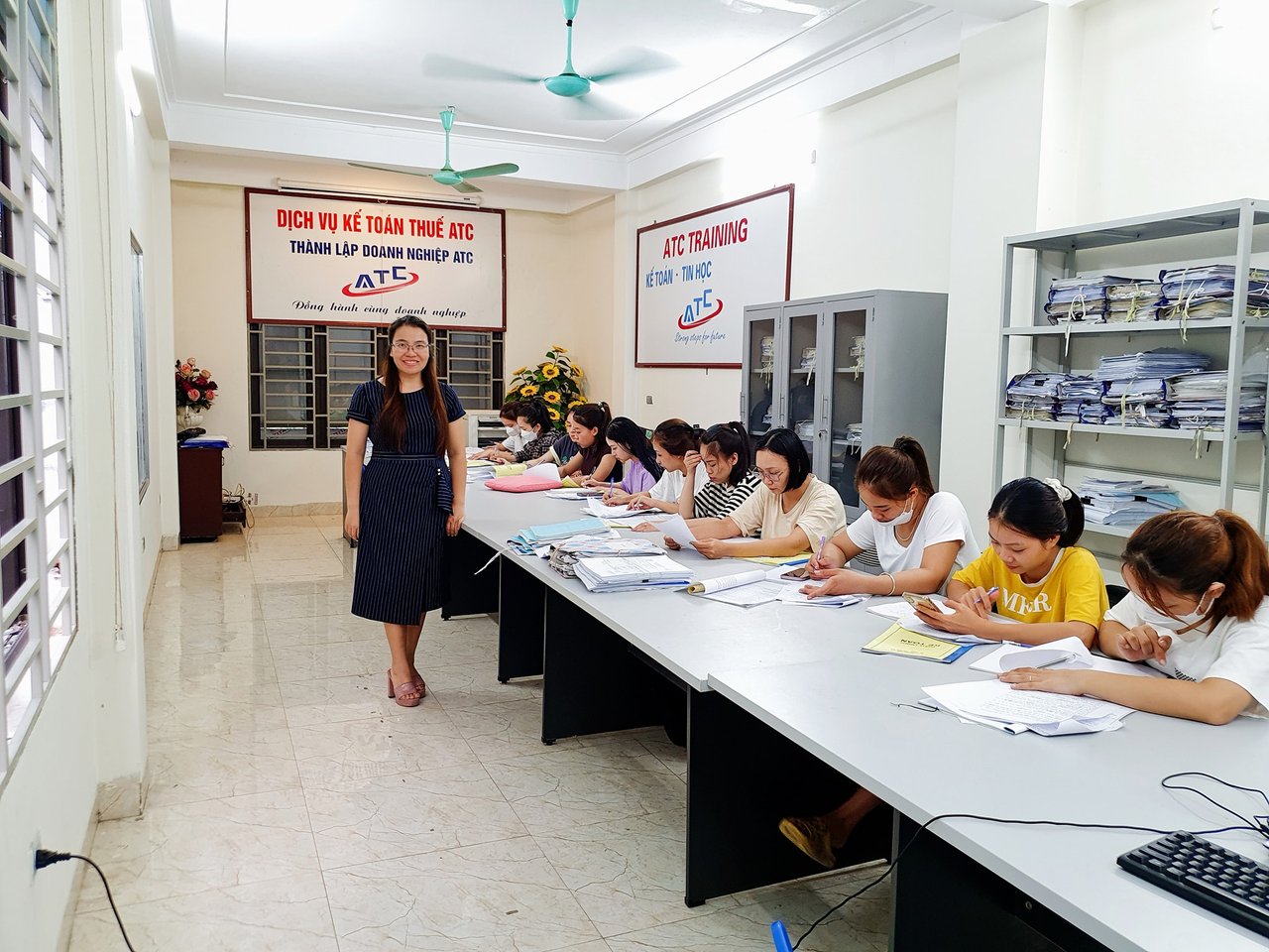 trung tâm kế toán tại thanh hóa Ngoài kia bao nhiêu cám dỗ, bao nhiêu thú vui. Nào trà sữa, trà đào, nào du lịch, check in…, nhưng đừng ai rủ