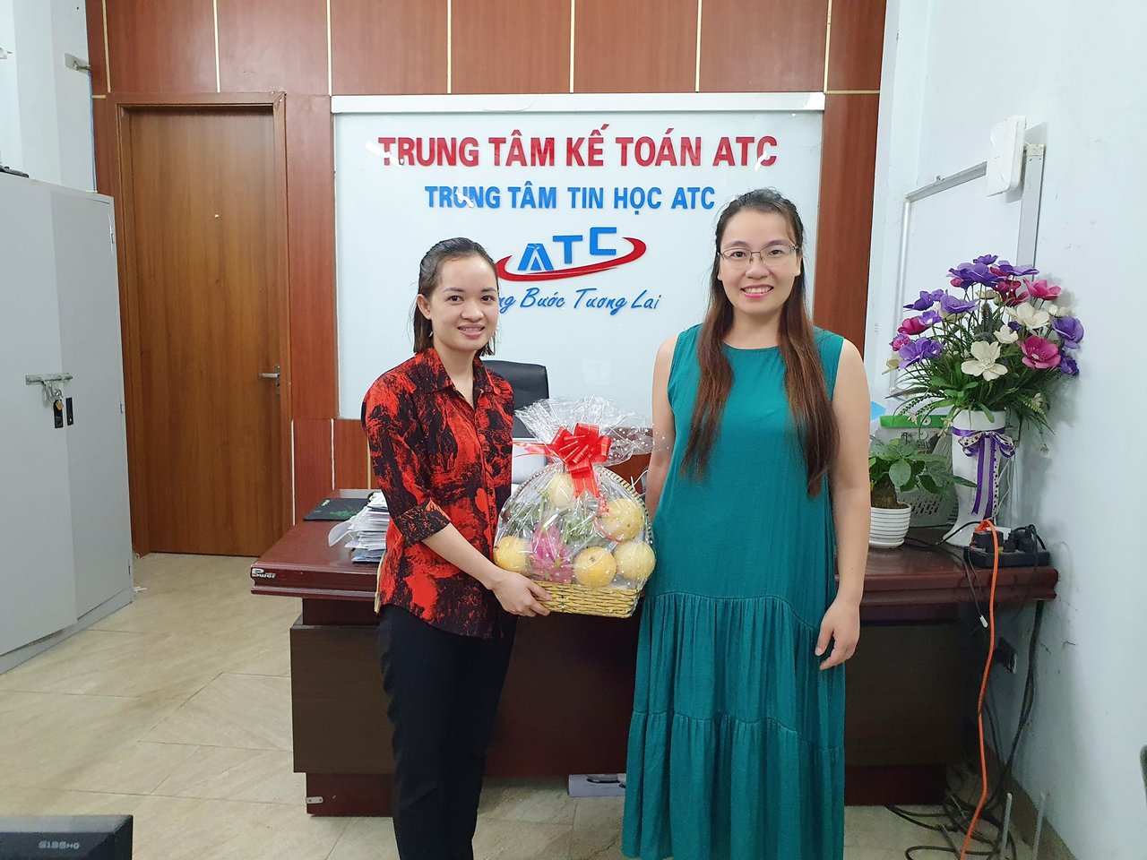 trung tâm kế toán ở thanh hóa QUÀ CỦA HỌC VIÊN CA TỐI NAY.....Học viên đi làm TẤT BẬT cả ngày, tối lại đến học ATC. Vội là vậy nhưng em không