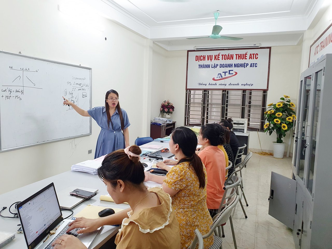 Hoc ke toan cap toc tai thanh hoa “Thứ chênh lệch ít nhất giữa người với người là chỉ số thông minh, chênh lệch lớn nhất là lòng kiên trì.