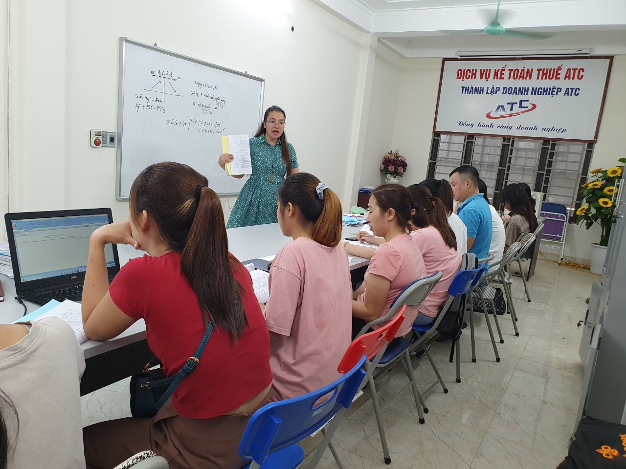Học kế toán tại thanh hóa Đầu tư vào tri thức luôn là khoản đầu tư đúng đắn. Cố gắng lên nào, rồi bạn sẽ làm được.