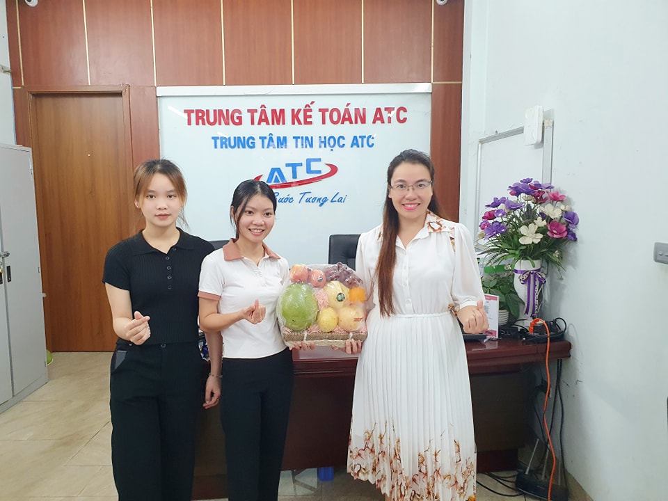 Hoc ke toan o thanh hoa SÁNG MÙNG 1, SẾP ATC NHẬN QUÀ CỦA HỌC VIÊN TỐT NGHIỆP...Các em nói: Cả 1 lộ trình học ở ATC các em nhận