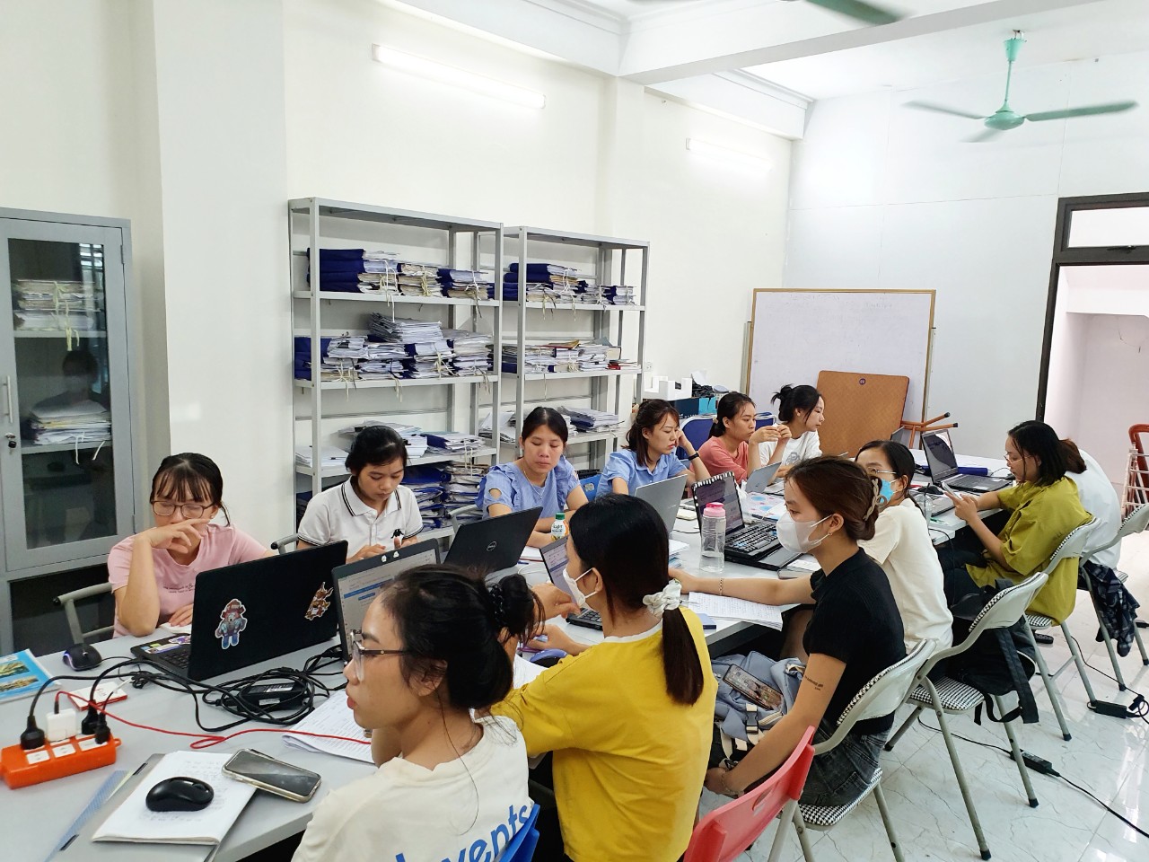 Hoc ke toan thue tai thanh hoa Màu áo rất đẹp!Xanh của nhiệt huyết, của dễ chịu, điềm đạm... & CHUYÊN NGHIỆPMôi trường làm việc chuyên