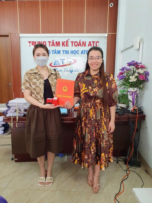 Dich vu ke toan thue uy tin o Thanh Hoa Sáng nay SẾP ATC trao giấy phép kinh doanh và CON DẤU cho nữ chủ tịch ngành KHAI THÁC SẢN XUẤT ĐÁ...