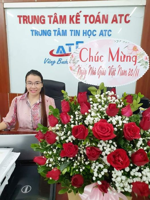 Lop tin hoc van phong o thanh hoa Khi thầy viết bảng, bụi phấn rơi rơi…Tóc thầy bạc để cho em những bài học hay, Sếp ATC thì không bị