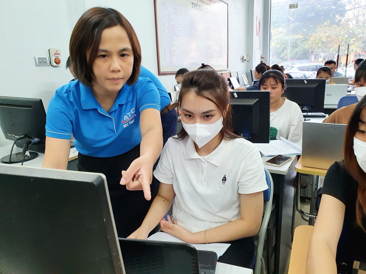Học kế toán cấp tốc tại thanh hóa Lớp học sáng nay... Có kiên trì, ắt có thành công... Thầy cô tận tụy, trò kiên trì nên thế hệ học trò ATC