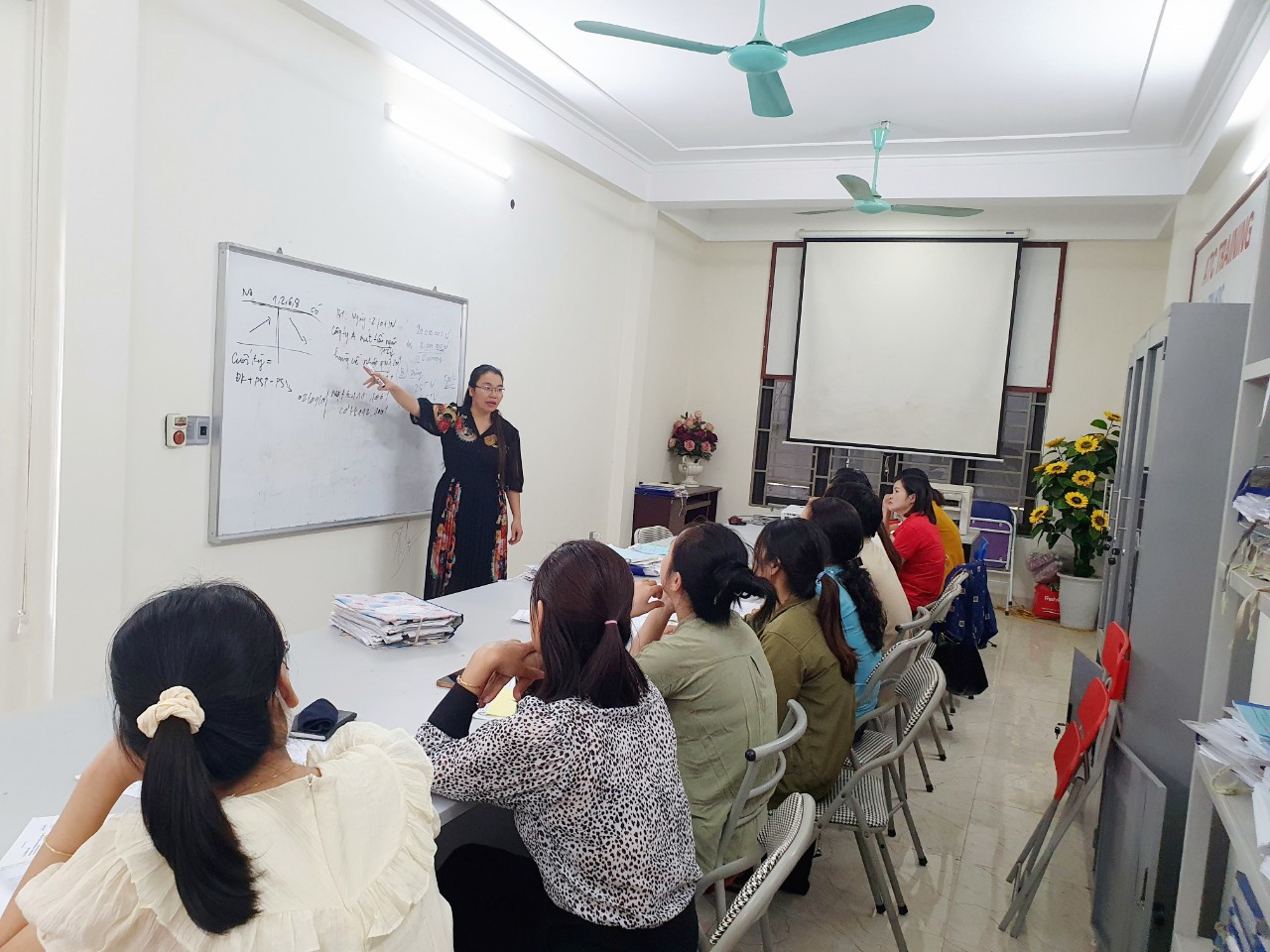 Hoc ke toan o thanh hoa "CÁCH GIẢNG CỦA CÔ RẤT NGỌT NGÀO, SAO MÀ CUỐN HÚT QUÁ"... Lớp chiều qua, Học viên nghe giảng xong tâm sự với cô như