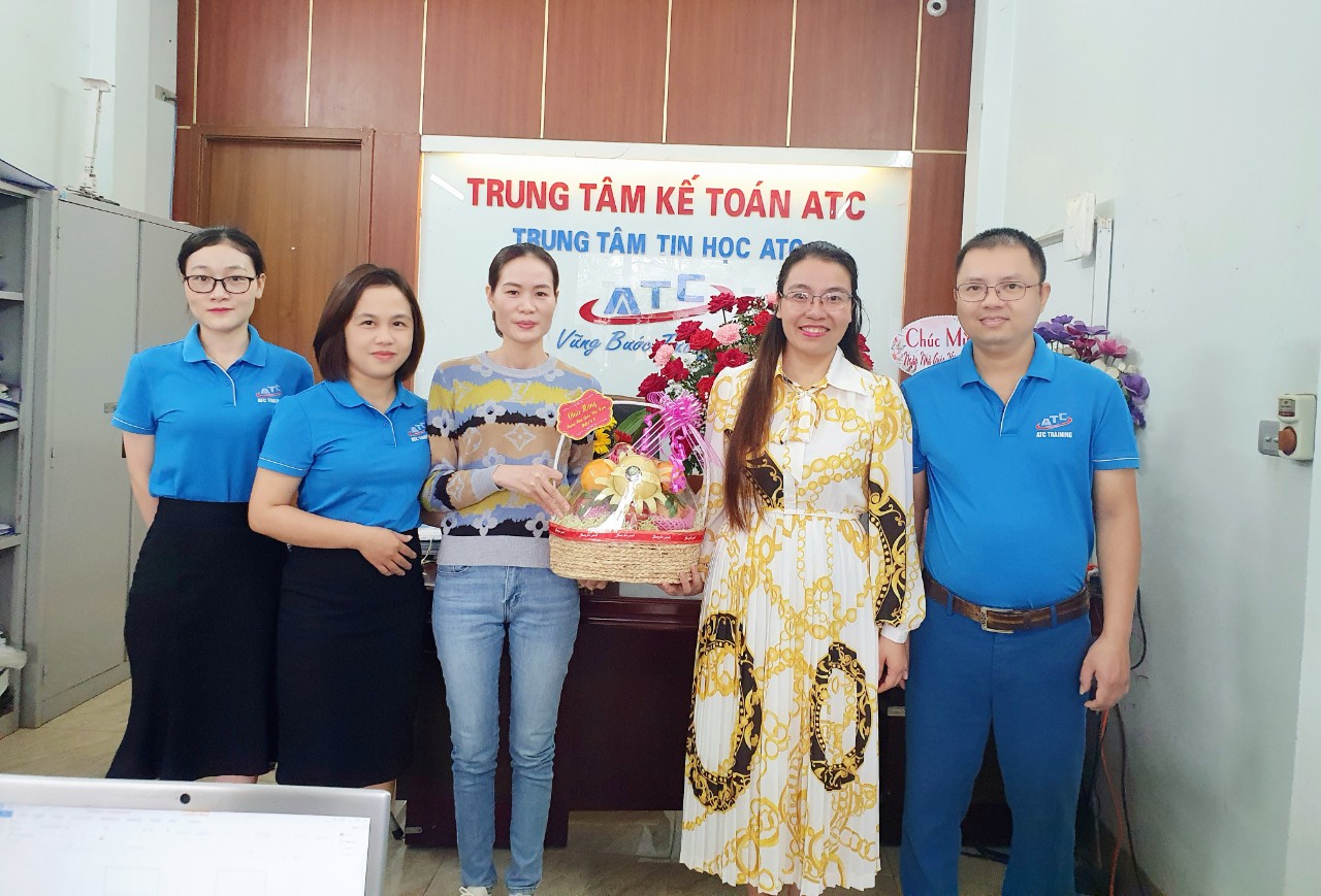 Học kế toán cấp tốc ở thanh hóa HỌC VIÊN TẶNG QUÀ... LẠI CÒN LÀM VIDEO XÚC ĐỘNG TẶNG THẦY CÔ ATC"Từng trang giáo án như những bông