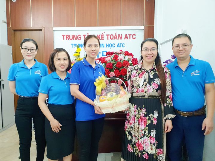 Trung tam ke toan tai thanh hoa Bánh chưng xanh bên dưa hấu đỏCành mai vàng bên cành đào xinhTết năm nay chúng ta thêm một tuổiCho tôi xin một