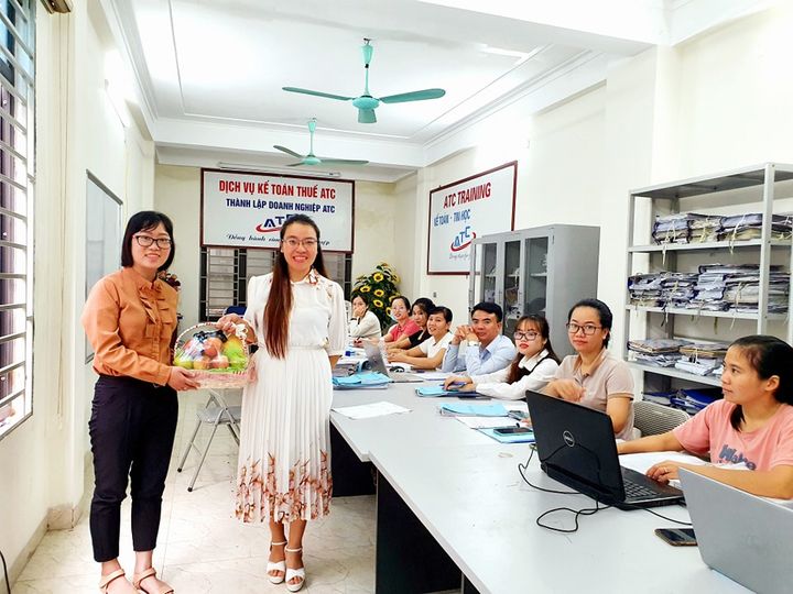 Trung tâm kế toán tại thanh hóa HỌC VIÊN LÊN TẬN TẦNG 2 CÔ GIÁO ĐANG GIẢNG LÝ THUYẾT ĐỂ TẶNG QUÀ CẢM ƠN KHI TỐT NGHIỆP KHÓA HỌC...XÚC