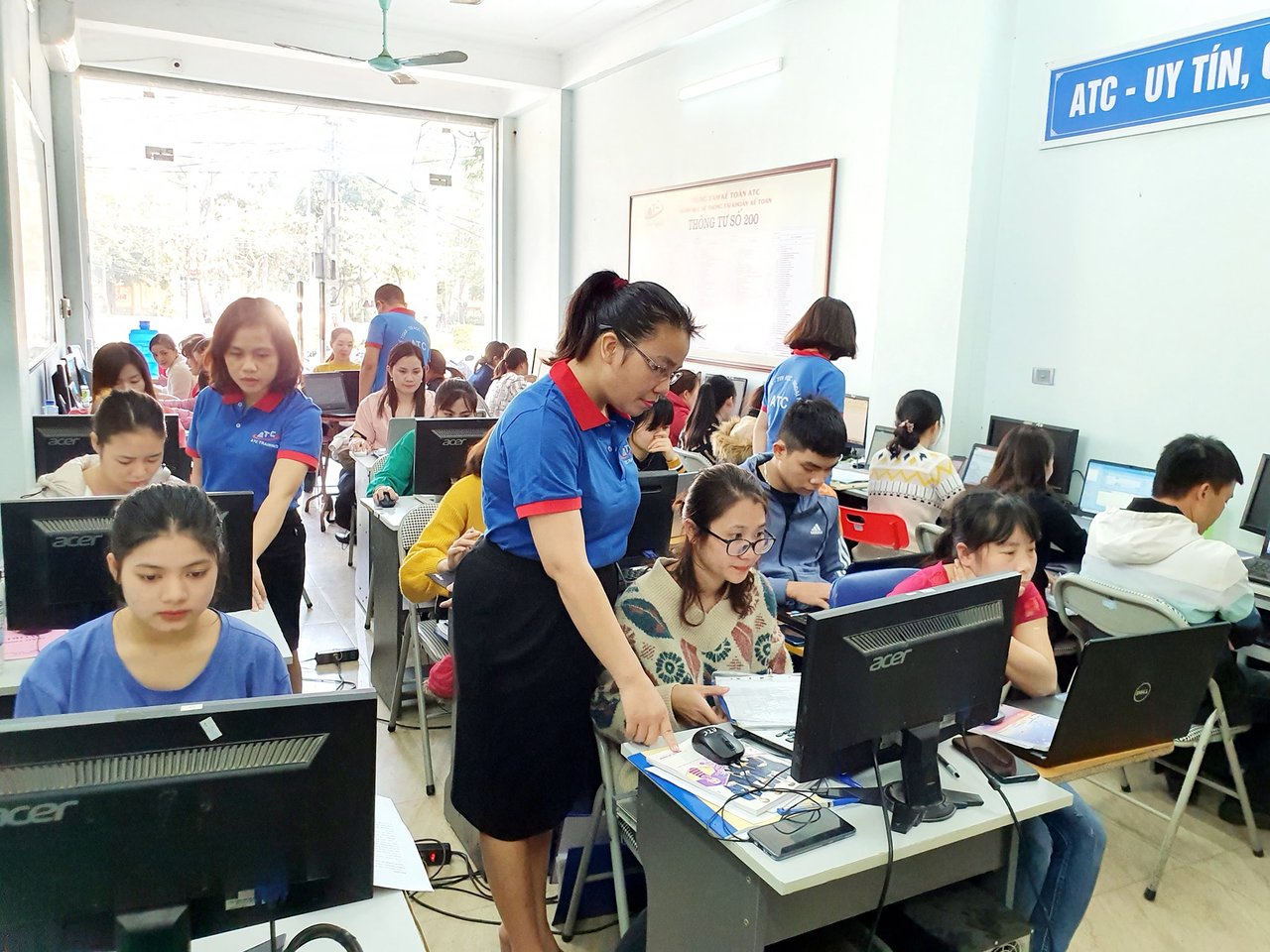Đang học hành sôi nổi, thì ôi thôi mất điện rồi còn đâu. Các bạn học viên tỏ ra rất nhiều tiếc nuối. Không biết khi nào mới có điện đây?