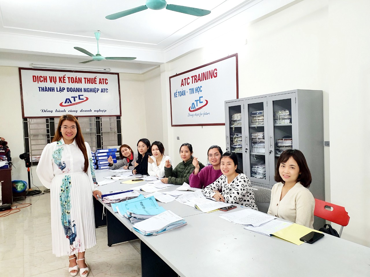 Dao tao ke toan o thanh hoa Cô dạy CUỐN HÚT trò SAY MÊ quên thời gian....Học cách ghi sổ NGỌT NGÀO để THỰC CHIẾN trên máy