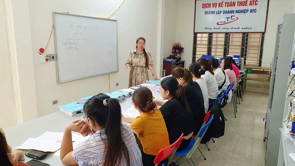 Hoc kế toán thực hành ở thanh hóa Bạn Thu một học viên mới của trung tâm kế toán ATC vừa học buổi đầu lý thuyết kế toán đã đưa ra
