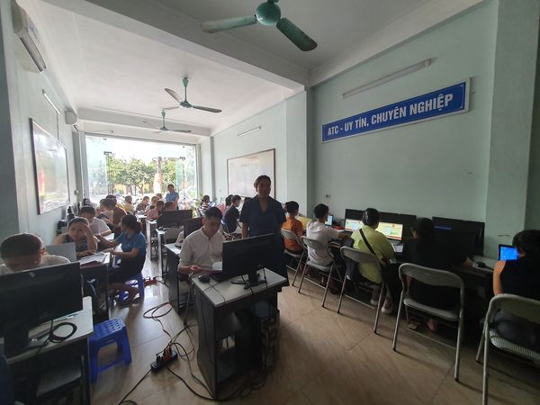 Học tin học ở thanh hóa Thời tiết nắng nóng như thiêu như đốt càng thách thức tính kiên định  và quyết tâm của con người trên con đường đến