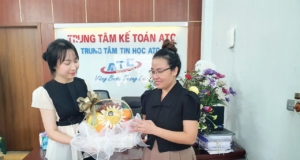 Học kế toán cấp tốc ở thanh hóa “Tháng năm dầu dãi nắng mưaCon đò trí thức thầy đưa bao ngườiQua sông giữ lại nụ cườiTình yêu xin tặng