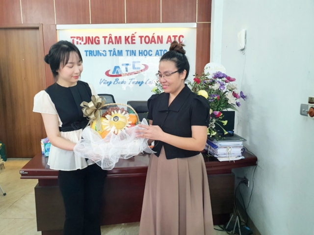 Học kế toán cấp tốc ở thanh hóa “Tháng năm dầu dãi nắng mưaCon đò trí thức thầy đưa bao ngườiQua sông giữ lại nụ cườiTình yêu xin tặng